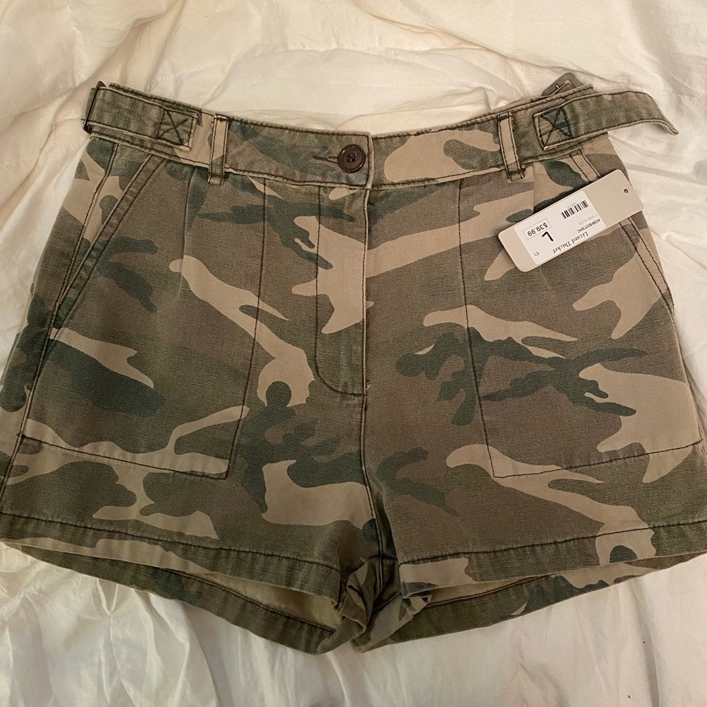 NWT lizard thicket camo shorts